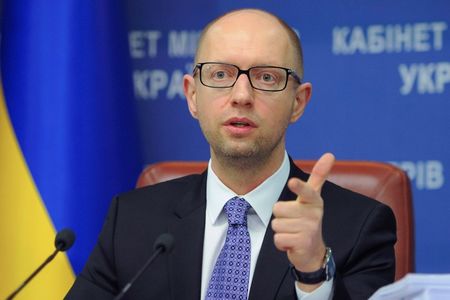 © Reuters. Ukrainian Prime Minister Arseny Yatseniuk speaks during a news conference at the government in Kiev