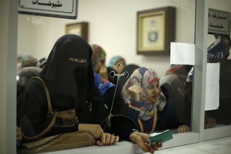 © Reuters. Palestinian Hamas-hired civil servants wait to receive payment at a post office in Gaza City