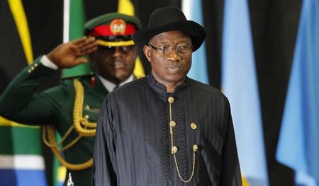 © Reuters. Nigeria's President Jonathan stands for Kenya's national anthem before the Africa Union Peace and Security Council Summit on Terrorism at the KICC in Nairobi