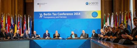 © Reuters. Finance ministers and tax chiefs applaud after signing contracts in Berlin