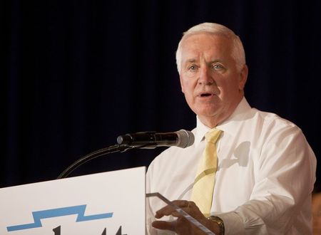 © Reuters. Pennsylvania Governor Tom Corbett campaigns at Valley Forge Military Academy in Wayne