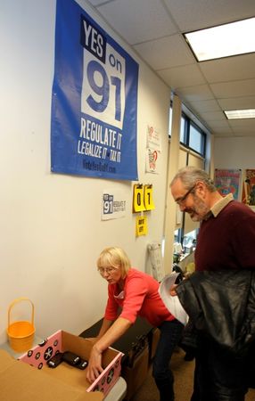 © Reuters. Canvassers prepare to begin their routes to drum up support for Oregon's Measure 91, which would legalize the recreational use of marijuana in Portland, Oregon