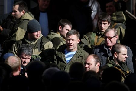 © Reuters. Zakharchenko, separatist leader of the self-proclaimed Donetsk People's Republic, visits the Kholodnaya Balka mine in Makiivka