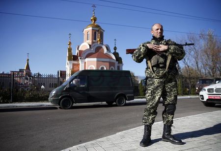 © Reuters. Separatista pró-Rússia patrulha região de Makiivka