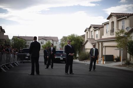 © Reuters. Secret Service agents guard a street where U.S. President Barack Obama met with the Bonilla family at their home in Las Vegas