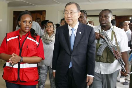 © Reuters. U.N. Secretary General Ban Ki-moon arrives at the UNHCR/Kenya Red Cross hospital at the Ifo 2 east camp within the Dadaab refugee complex near the Kenya-Somalia border