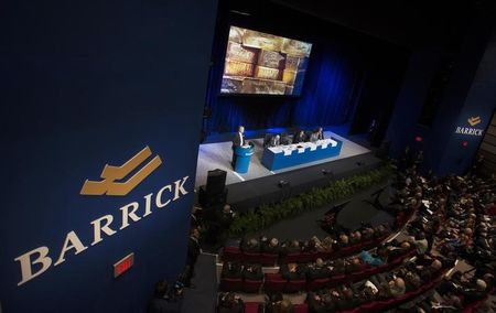 © Reuters. An overall view of the Barrick Gold annual general meeting for shareholders is seen as the CEO Sokalsky speaks in Toronto