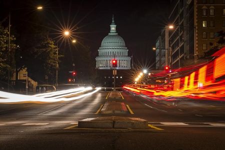 © Reuters. A red traffic light stands in front of the U.S. Capitol building in Washington