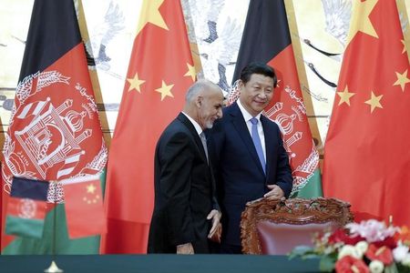 © Reuters. Chinese President Xi and Afghan President Ahmadzai attend a signing ceremony in Beijing