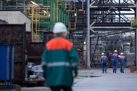 © Reuters. An employee walks through the Petrolchemie and Kraftstoffe oil refinary in Schwedt/Oder