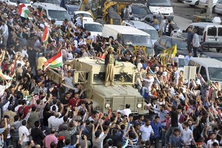 © Reuters. Convoy of peshmerga vehicles is escorted by Turkish Kurds on their way to the Turkish-Syrian border, in Kiziltepe near the southeastern city of Mardin