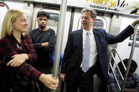 © Reuters. Kansas Governor Sam Brownback speaks to riders on the New York City Subway