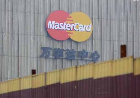 © Reuters. Логотип Mastercard на Mastercard Centre в Пекине