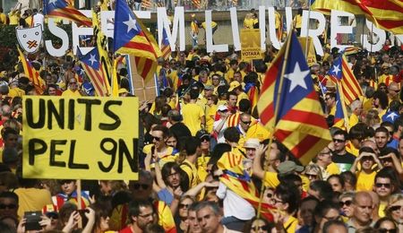 © Reuters. Catalan pro-independence demonstrators gather at Catalunya square during a rally in Barcelona