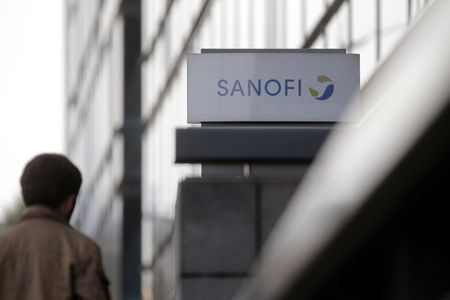 © Reuters. A man enters the headquarters of French drugmaker Sanofi in Paris