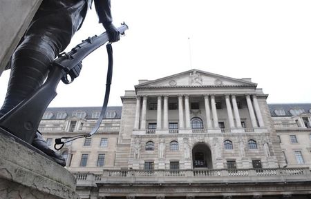 © Reuters. The Bank of England building is seen in central London