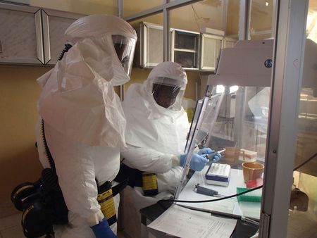 © Reuters. Foto do Exército dos EUA mostrando dois técnicos preparando um ensaio para Ebola