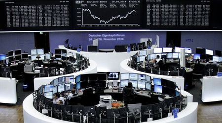 © Reuters. Bolsas europeas suben, pero tono más agresivo de la FED reduce ganancias