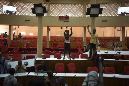 © Reuters. COMPAORÉ DISSOUT LE GOUVERNEMENT BURKINABÉ ET DÉCRÈTE L’ÉTAT D’'URGENCE