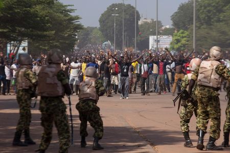 © Reuters. بوركينا فاسو تسحب مشروع قانون يسمح للرئيس بالترشح لولاية جديدة