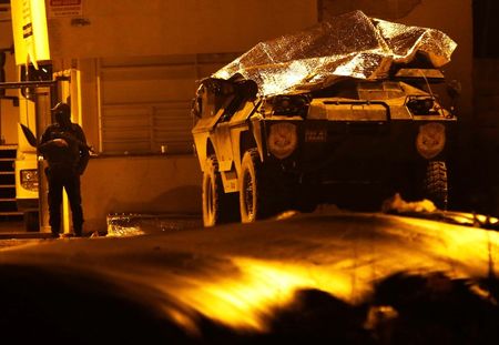 © Reuters. A Turkish policeman stands guard outside the gate of a camp that hosts Peshmerga fighters in the border town of Suruc