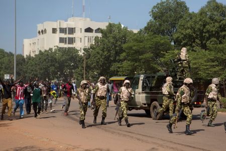 © Reuters. رئيس بوركينا فاسو يقول انه سيبقى بالسلطة في حكومة انتقالية