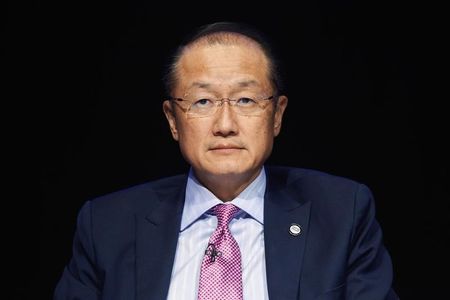 © Reuters. World Bank President Jim Yong Kim speaks on a panel during the IMF-World Bank annual meetings in Washington