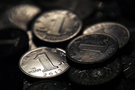 © Reuters. One Chinese yuan coins are seen in this photo illustration taken in Shanghai