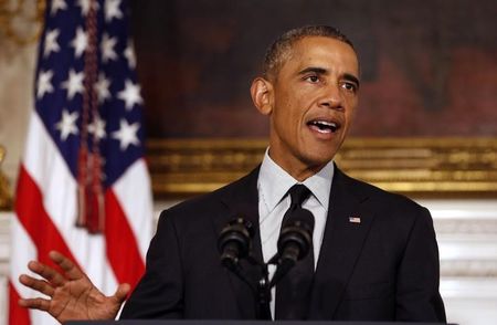 © Reuters. U.S. President Obama makes a statement about Syria in the State Dining Room at the White House in Washington