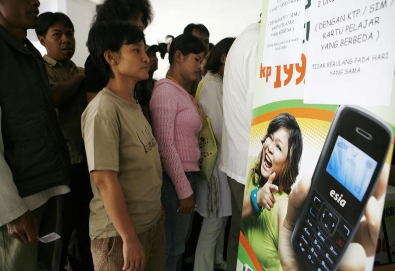 &copy; Reuters Indonesians stand in line for inexpensive mobile phones provided by Bakrie Telecom in Jakarta