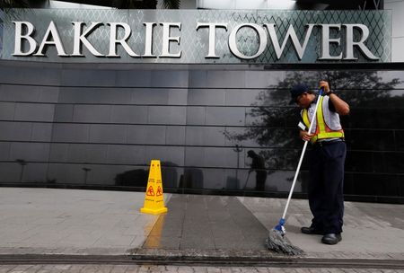 © Reuters. A worker cleans the floor at Bakrie Tower in Jakarta