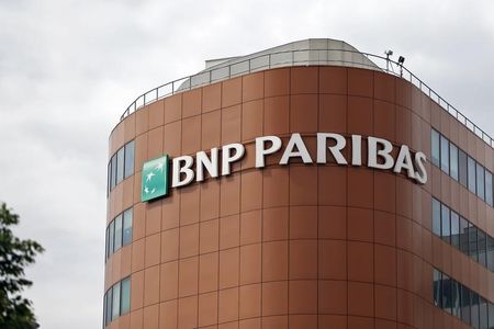 © Reuters. The logo of BNP Paribas is seen on top of the bank's building in Fontenay-sous-Bois, east of Paris