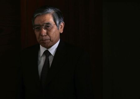 © Reuters. Bank of Japan Governor Kuroda walks into a news conference at the BOJ headquarters in Tokyo