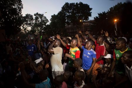 © Reuters. المحتجون في بوركينا فاسو يطالبون الرئيس بالتنحي