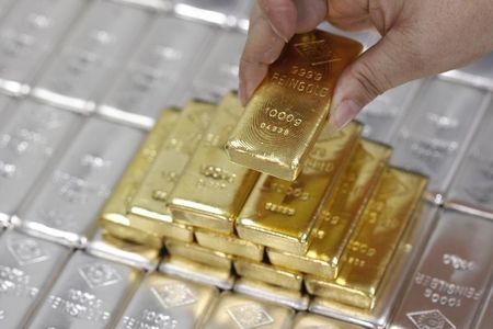 © Reuters. Слитки золота и серебра на заводе Oegussa в Вене