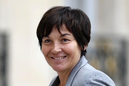 © Reuters. FACE À EBOLA, PARIS NE PEUT PAS AGIR PLUS VITE, ESTIME ANNICK GIRARDIN