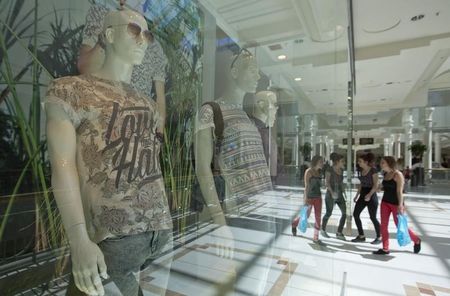 © Reuters. Shoppers walk through a retail centre in Royal Tunbridge Wells, southern England