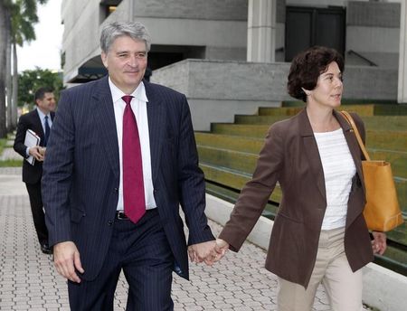 © Reuters. Former UBS banker Raoul Weil, who is out on bail, arrives at federal court with his wife Susan in Fort Lauderdale