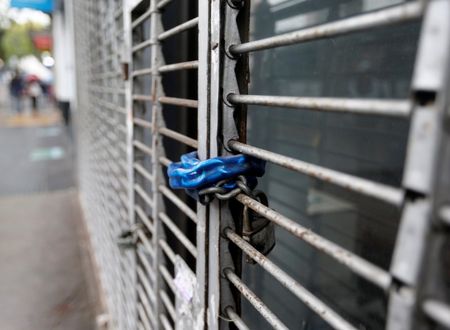 © Reuters. A padlock secures the shutters of a shop in Buenos Aires