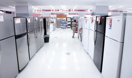 © Reuters. Холодильники в магазине PC Richard and Son store в Нью-Йорке