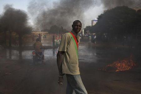 © Reuters. كولونيل بجيش بوركينا فاسو يقول إن الرئيس تخلى عن منصبه