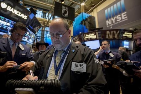 © Reuters. أسهم أمريكا تفتح مرتفعة بعد تيسير مفاجئ للسياسية النقدية الياباينة