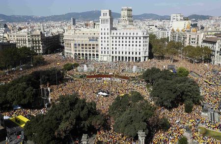 © Reuters. Manifestantes a favor da independência da Catalunha reunidos em Barcelona