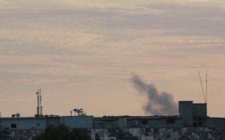 © Reuters. Smoke billows from the vicinity of Benghazi University after an airstrike by forces loyal to former general Khalifa Haftar, in Benghazi