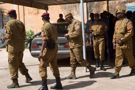 © Reuters. El Ejército toma el poder en Burkina tras la dimisión del presidente  