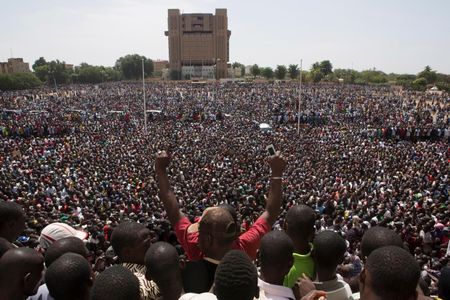 © Reuters. Manifestantes se reunem em praça da capital de Burkina Fasso, Ouagadougou, em protesto contra o presidente Blaise Compaoré, que renunciou