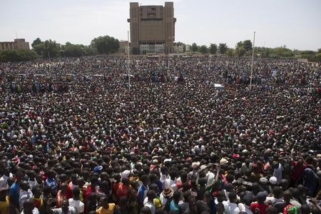 © Reuters. L'ARMÉE AU POUVOIR APRÈS LA DÉMISSION DU PRÉSIDENT BURKINABÉ