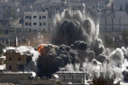 © Reuters. ضربات جوية تستهدف كوباني بينما تستعد قوات البشمركة للدخول