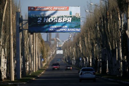 © Reuters. Предвыборный плакат на дороге под Донецком 