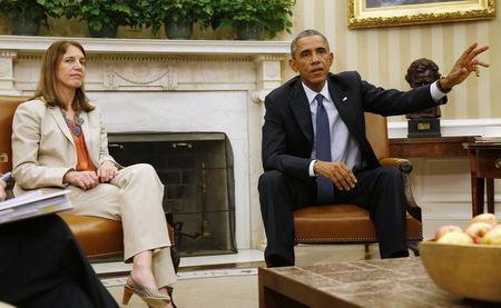 © Reuters. U.S. President Barack Obama talks next to U.S. Secretary of Health and Human Services Burwell after meeting with his team coordinating the government's Ebola response in the Oval Office of the White House in Washington